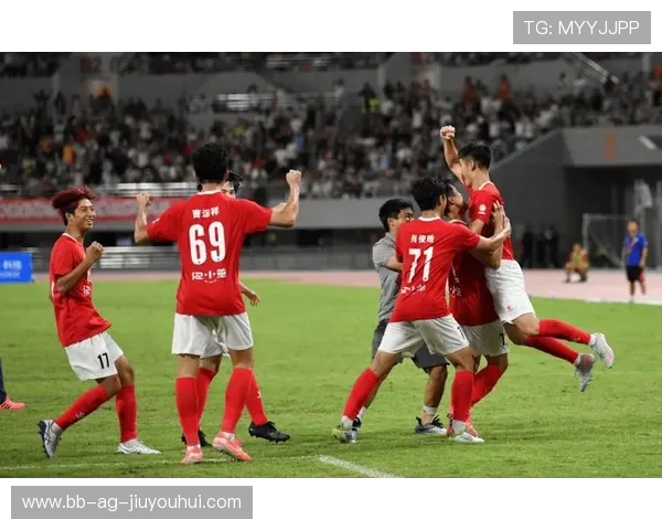 启航哥哥展现非凡脚法华丽突破点燃绿茵赛场激情时刻 启航哥哥展现非凡脚法华丽突破点燃绿茵赛场激情时刻